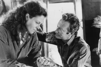 Gorily v mlze (1988),Sigourney Weaver,Bryan Brown